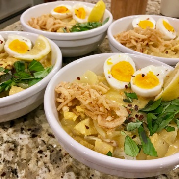 Burmese Coconut & Chicken Noodle Soup (Ohno Kawkswe)